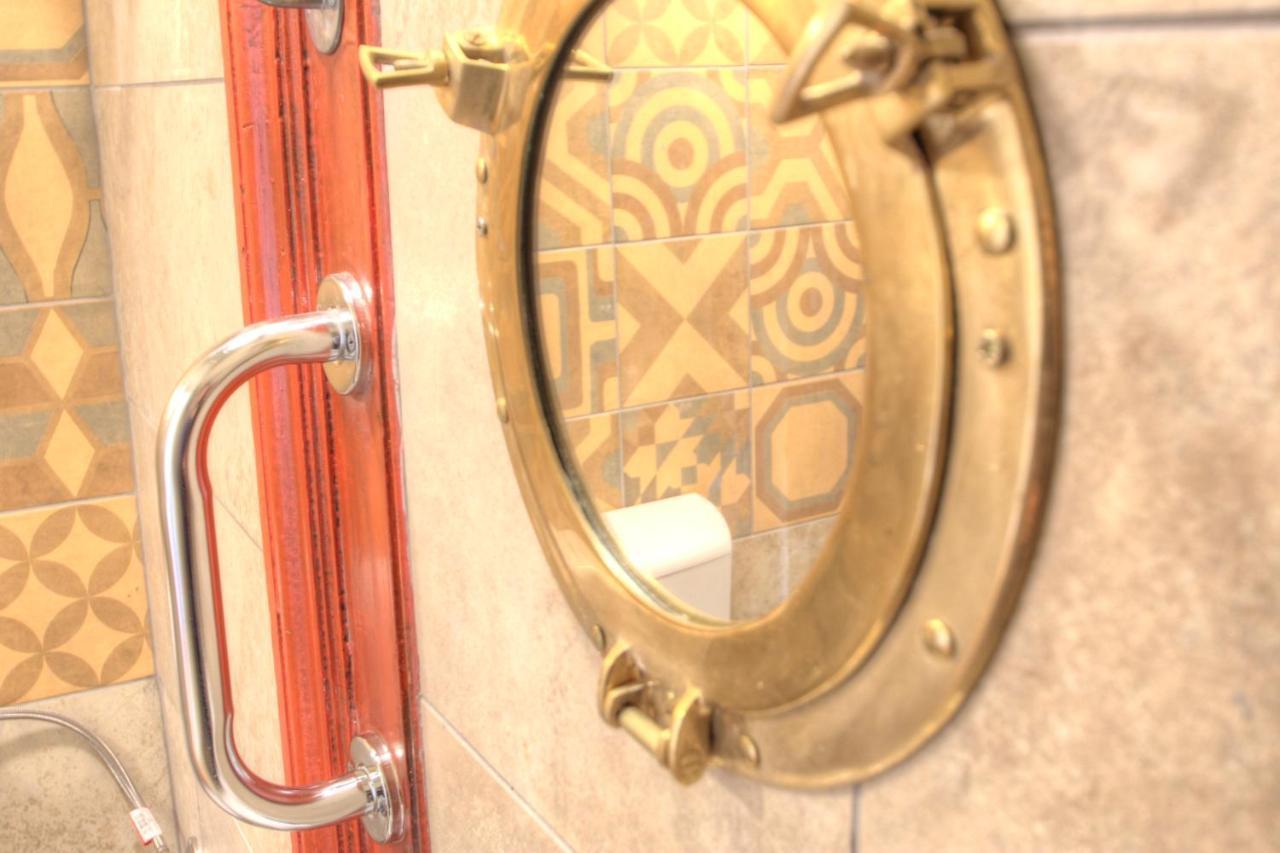Хостел Lavender Circus Hostel, Doubles & Ensuites