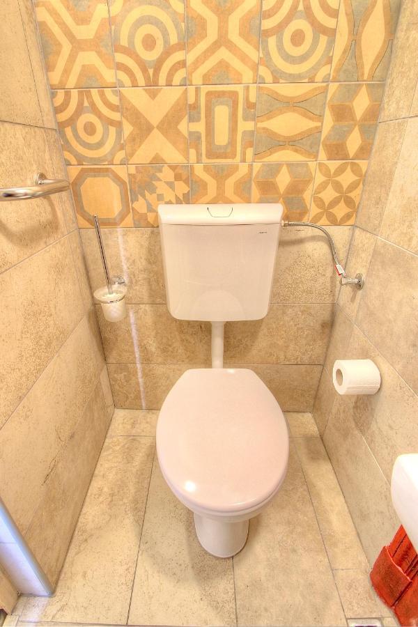 Lavender Circus Hostel, Doubles & Ensuites Хостел *