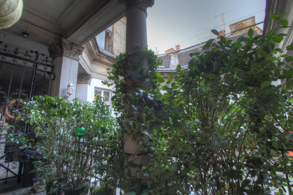 Lavender Circus Hostel, Doubles & Ensuites Хостел