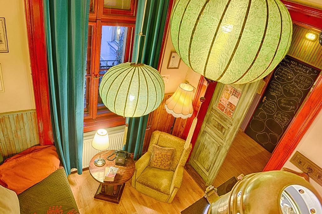 Хостел Lavender Circus Hostel, Doubles & Ensuites